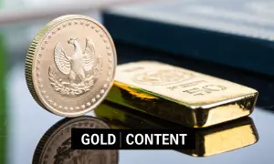Moneda de 50 pesos mexicanos oro 1945 junto a un lingote de oro.