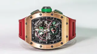 Reloj Richard Mille de oro rosa con correa roja, mostrando su complejo mecanismo y detalles como "OVERTIME" y "EXTRA TIME".