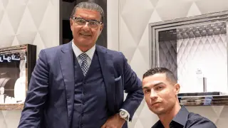 Jacob Arabo, el propietario de Jacob & Co., posa con Cristiano Ronaldo en una lujosa tienda de relojes.