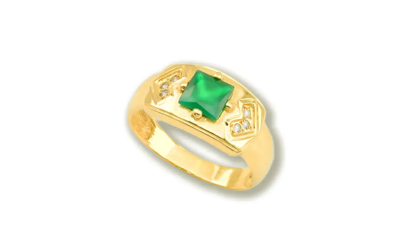 Anillo de oro con un cuadrado de piedra verde y pequeños diamantes a los lados.