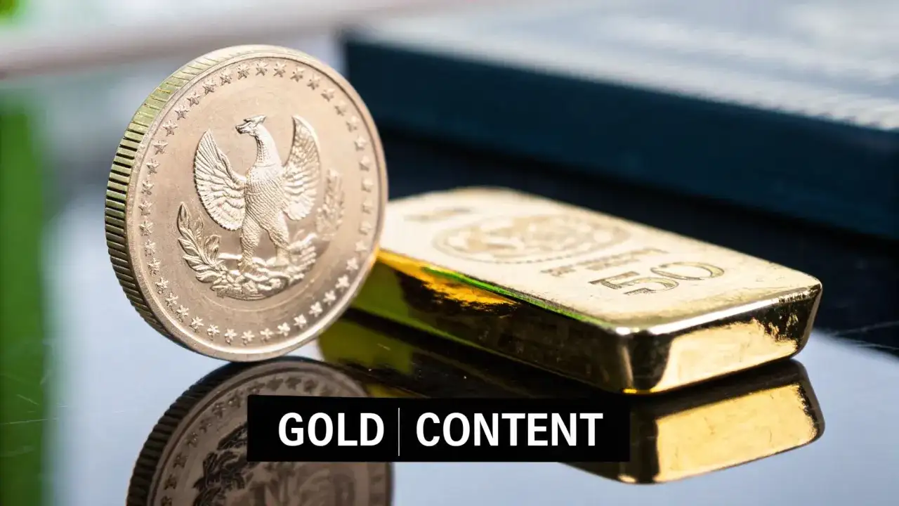 Moneda de 50 pesos mexicanos oro 1945 junto a un lingote de oro.