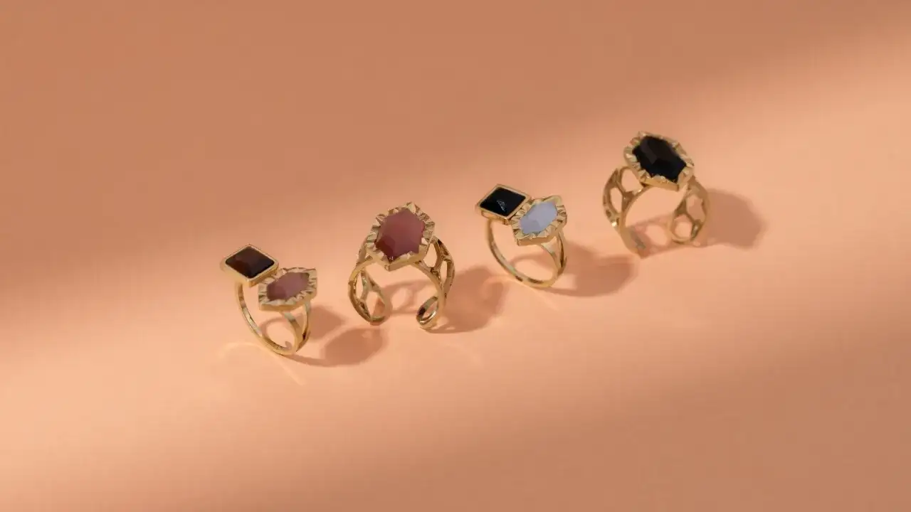 Anillos dorados con gemas facetadas, evocando la rica historia de la joyería y su evolución a través del tiempo.