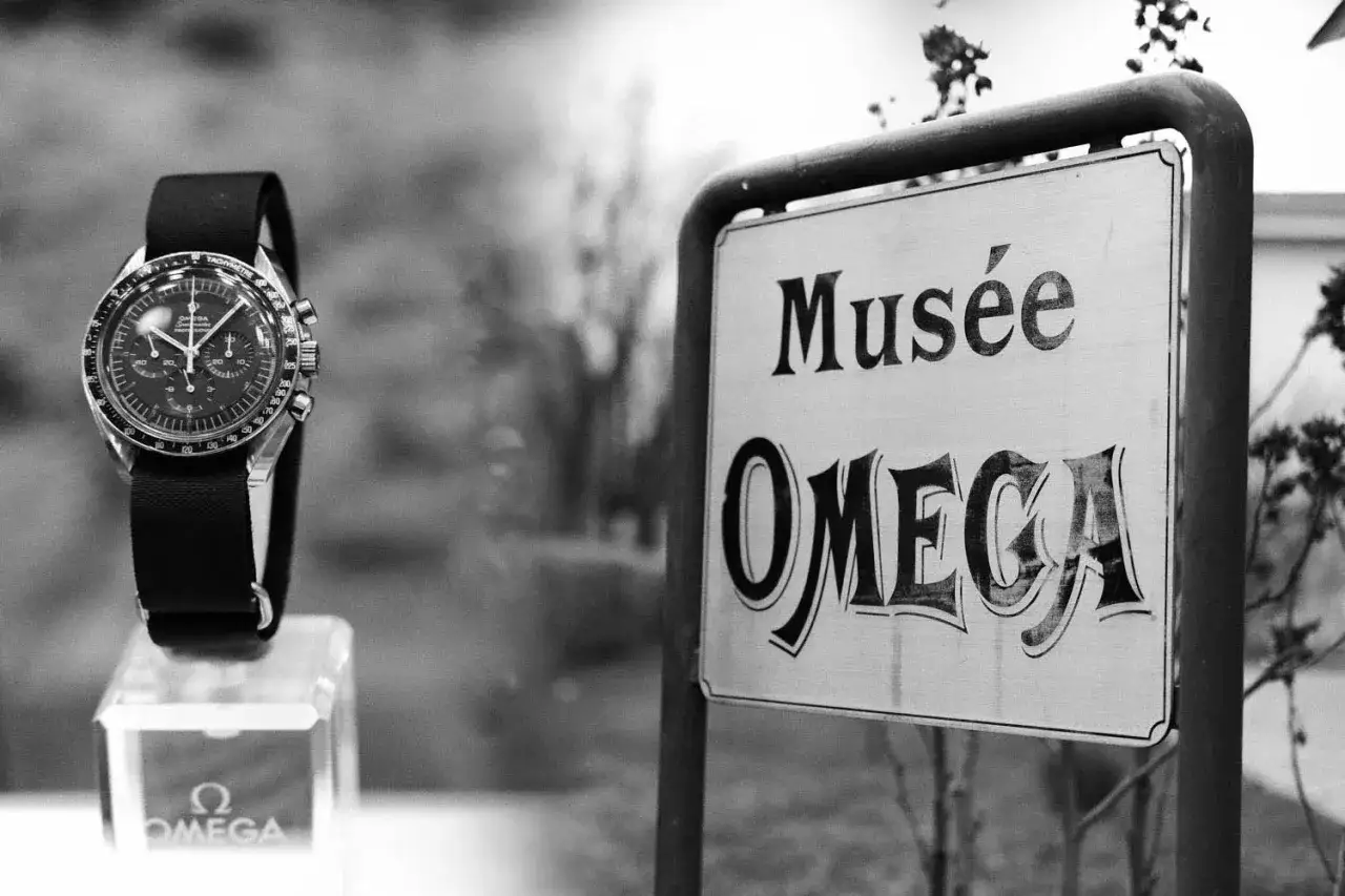 Reloj Omega en exhibición junto a un letrero que indica