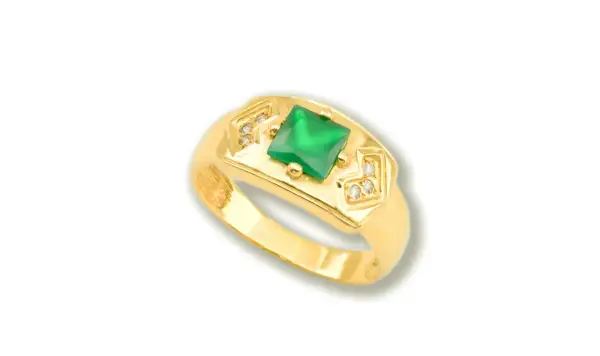 Anillo de oro con un cuadrado de piedra verde y pequeños diamantes a los lados.