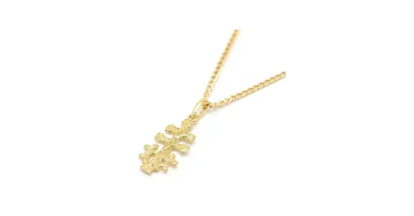 Delicada cadena de oro con colgante de cruz de Caravaca, símbolo de fe y protección.